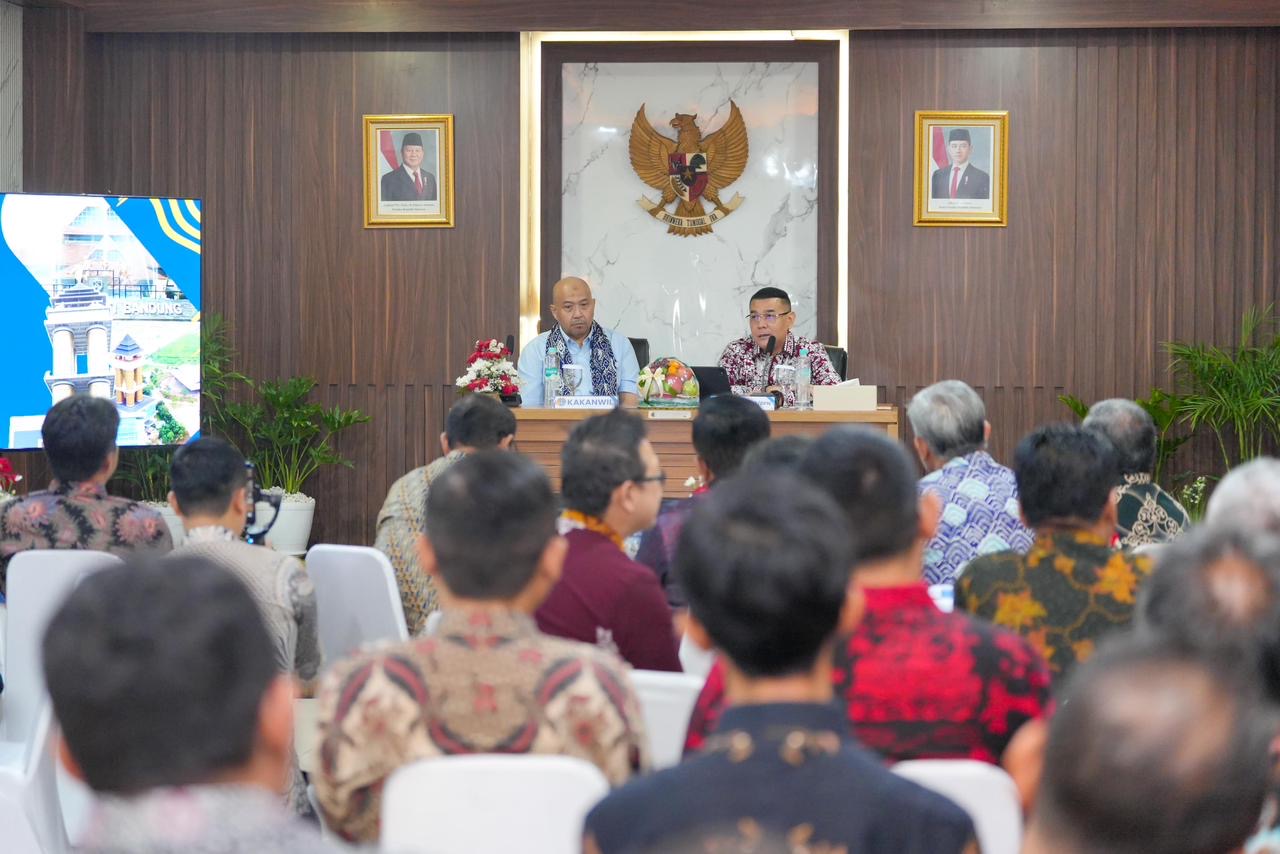 Arahan Wamen Ossy di Kantah Kabupaten Bandung: Kerja Sama untuk Hadirkan Layanan yang Murah, Cepat, dan Prudent