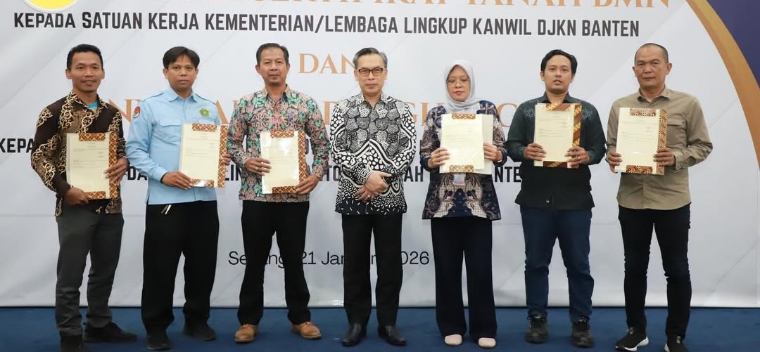 Kepala Kantor Pertanahan Kabupaten Serang menyerahkan sertipikat tanah BMN kepada satuan kerja Kementerian/Lembaga lingkup kanwil DJKN Banten